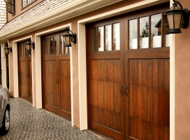 Closed garage doors on a Florida home